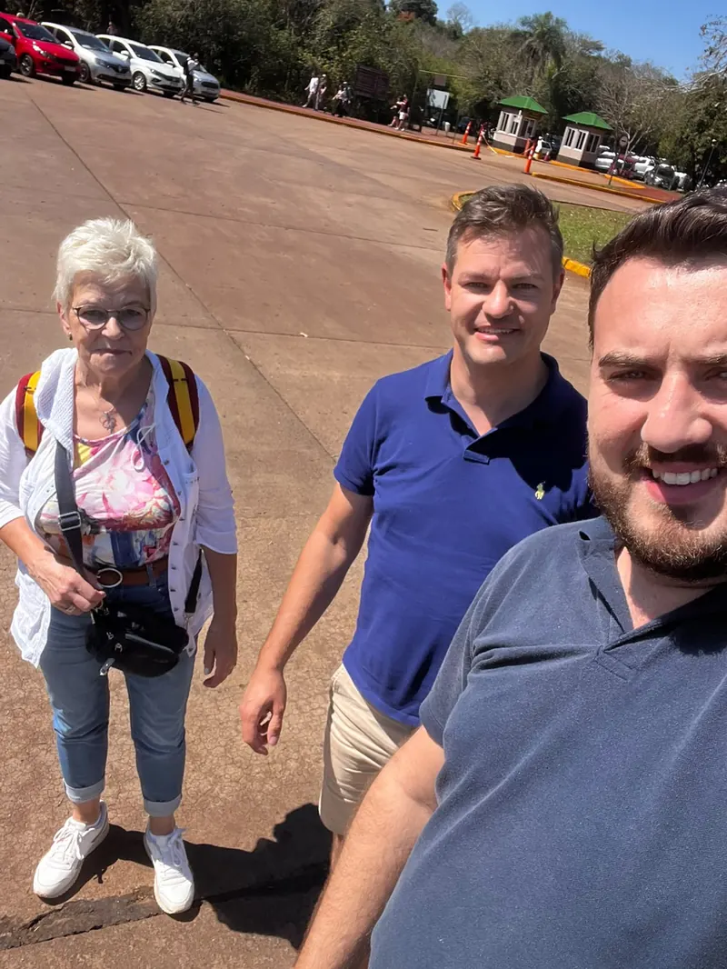 Clientes em tour de compras na tríplice fronteira