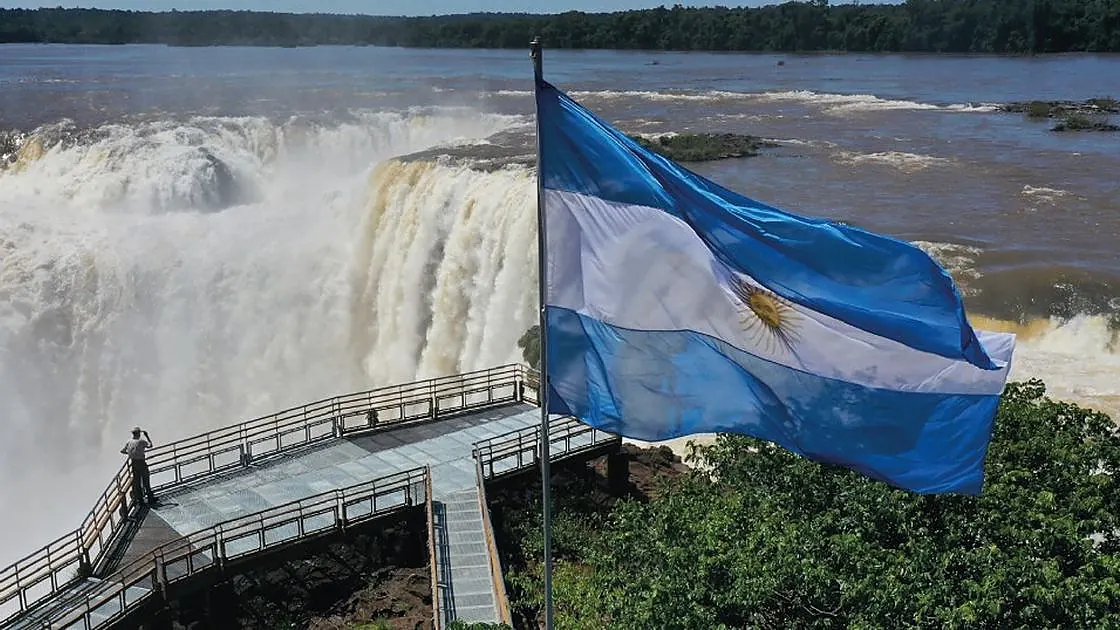 Cataratas do Iguaçu no lado argentino, com bandeira e passarela